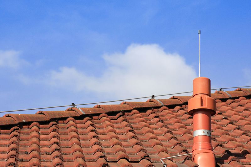 Abluftrohr auf einem Dach mit Blitzableiter