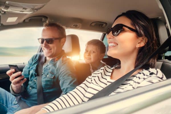 Familie fährt im Auto