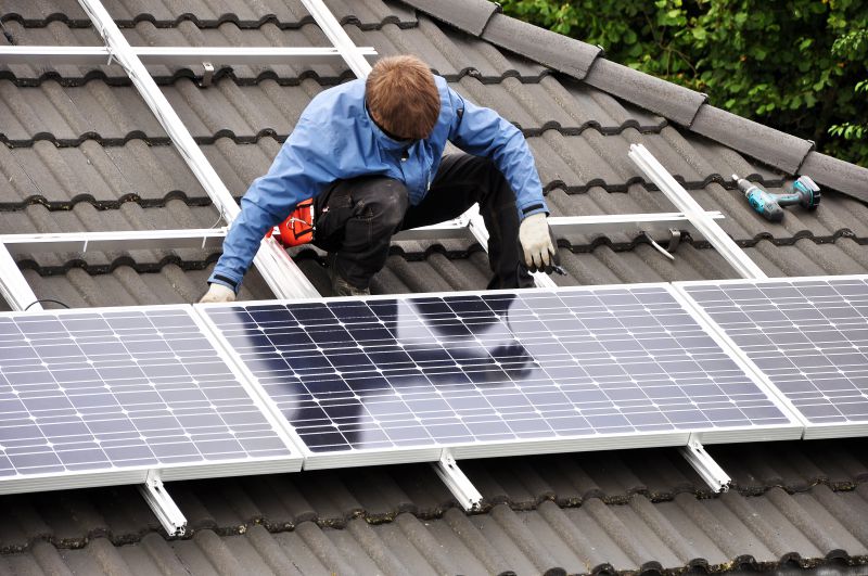 Dank der Photovoltaik-Förderung kann die Solaranlage montiert werden