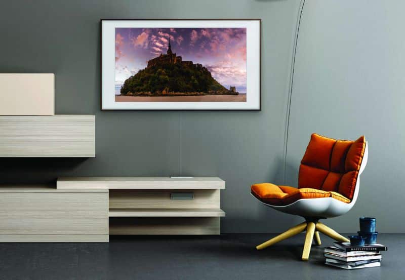 Modernes Wohnzimmer mit Fernseher