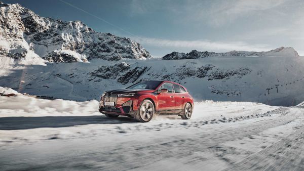 BMW iX xDrive50 in der Schneelandschaft