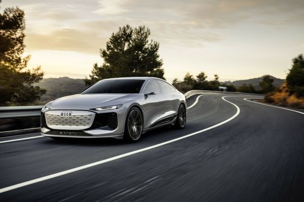 Der Audi A6 e-tron concept fährt eine Landstraße entlang.