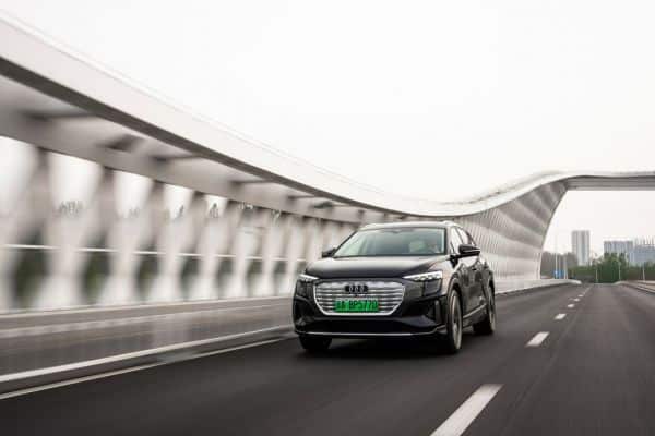 Der Audi Q5 e-tron fährt eine Brücke entlang.