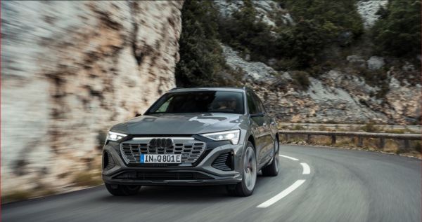 Audi Q8 e-tron fährt Serpentinen entlang.