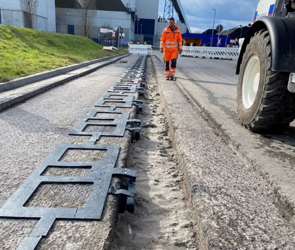 Induktionsspulen werden unter der Fahrbahn eingelegt.