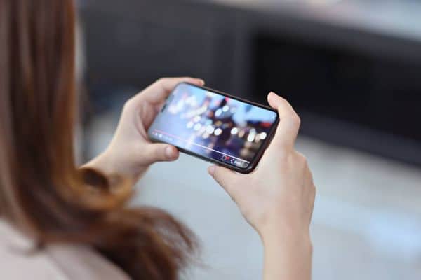 Frau hält ein Smartphone in der Hand