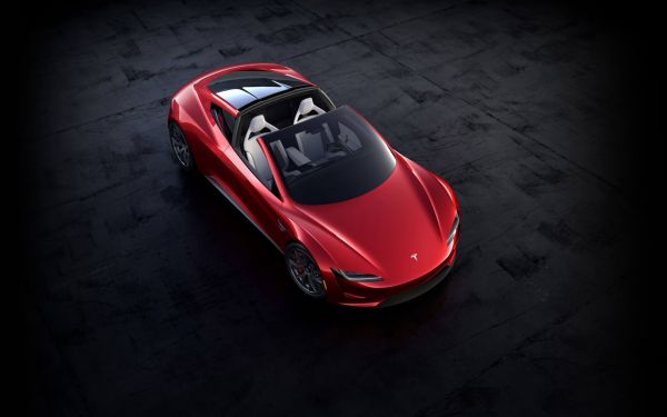 Ansicht von oben vom Tesla Roadster mit schwarzem Hintergrund.