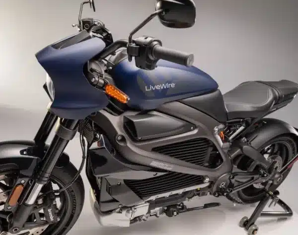 Blau-schwarzes E-Motorrad LiveWire One vor grauem Hintergrund.