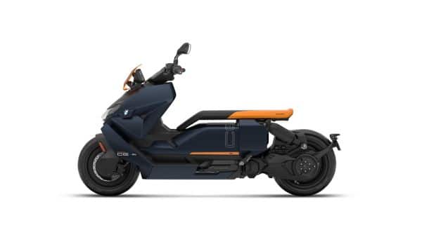 Dunkelblau-oranger Maxi-Scooter vor weißem Hintergrund.