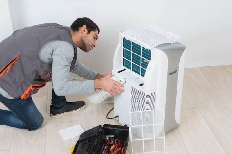 Mann installiert mobile Klimaanlage
