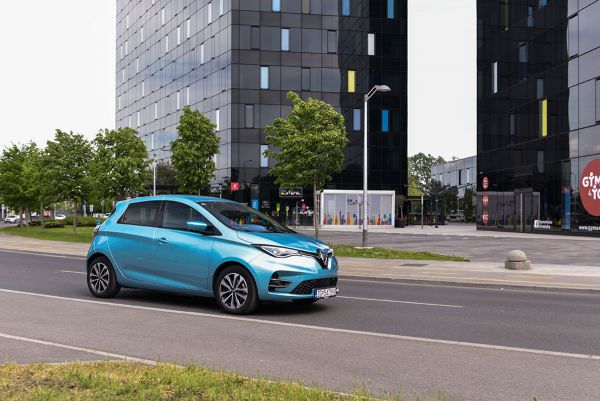 Bei Avis kannst du unter anderem das E-Auto Renault Zoe mieten und durch die Stadt flitzen