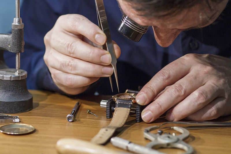 Mann repariert eine Uhr