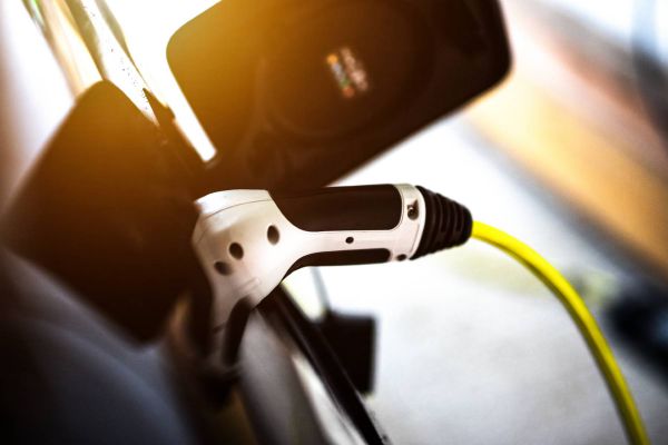 E-Auto lädt mit EnBW mobility+ Ökostrom und verbessert die CO2-Bilanz im Fahrbetrieb