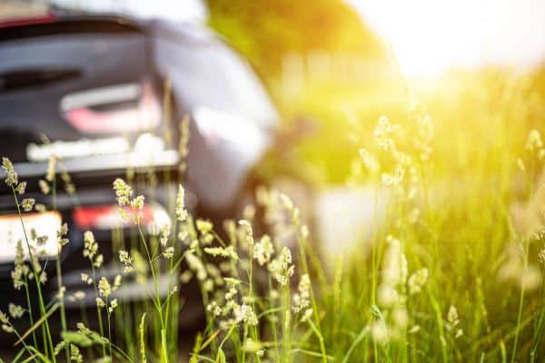  CO2-Bilanz von Elektrofahrzeugen: E-Auto fährt durch die Landschaft