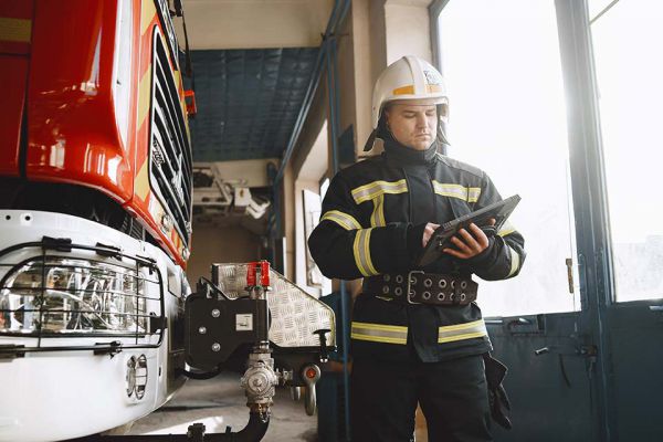 Feuerwehrmann ist geschult auf Brände mit E-Autos