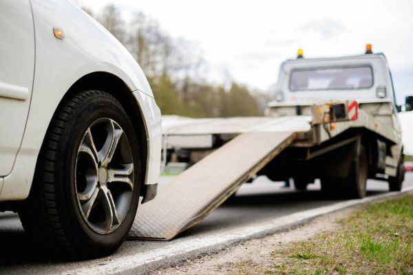 E-Auto wird auf LKW geladen