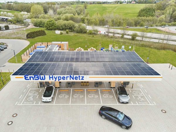 Photovoltaik auf dem Dach des EnBW  Ladepark Chemnitz