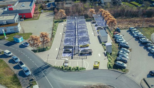 Solar Dach des HPC Ladeparks am Kamener Kreuz in NRW