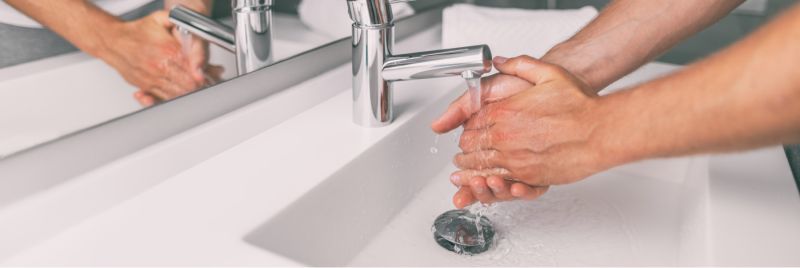 Hände waschen am Wasserhahn
