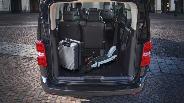 Der geräumige Kofferraum des E-Autos Fiat e Ulysse