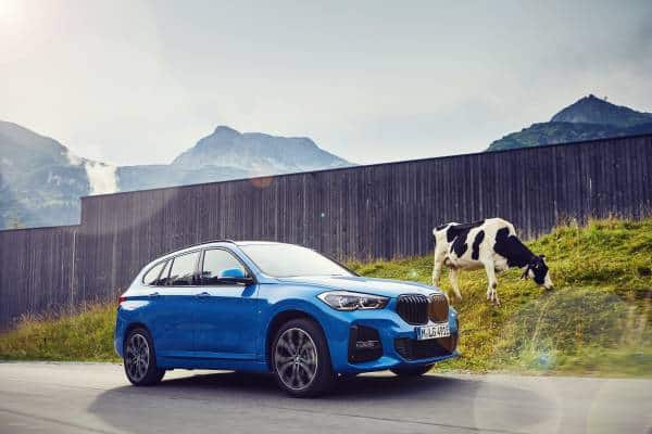 BMW-Auto fährt durch Landschaft