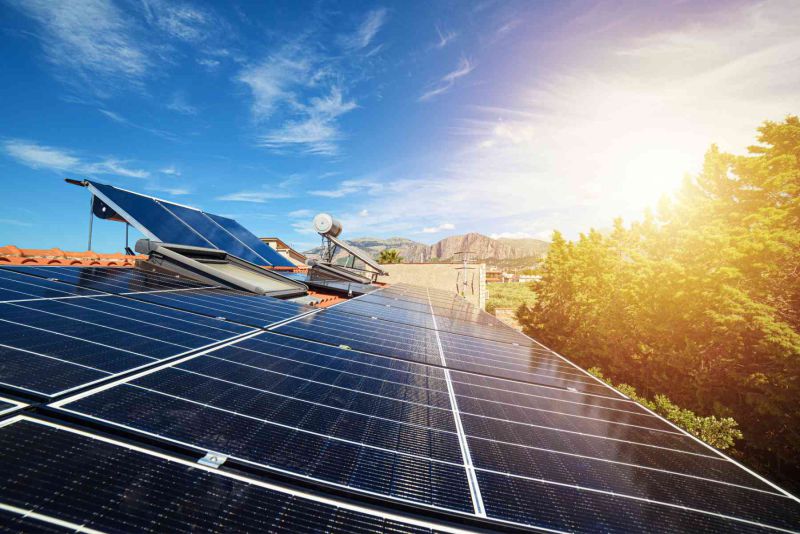 Solarthermie- und Photovoltaik-Anlage