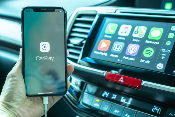 iPhone wird durch Apple Carplay mit dem E-Auto gekoppelt