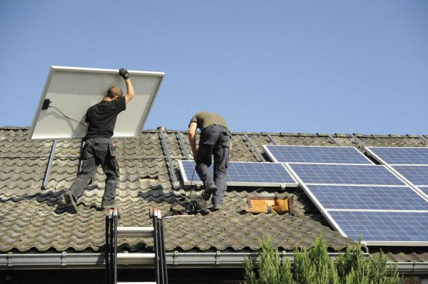 Solarzellen werden auf Dach installiert