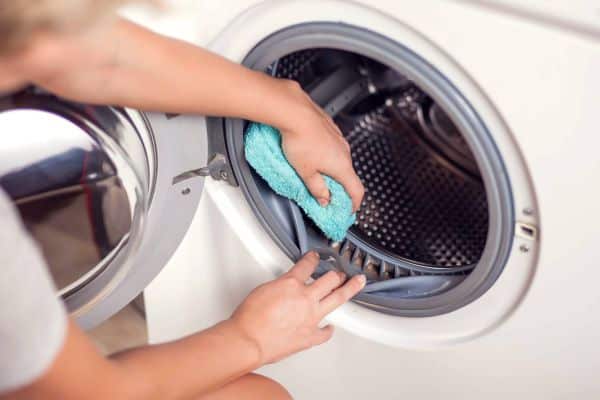 Gummidichtung an Waschmaschine wird gereinigt