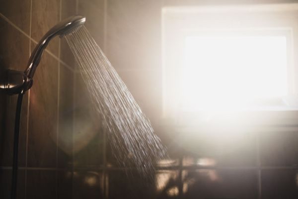 Wasserstrahl aus Duschkopf im Badezimmer