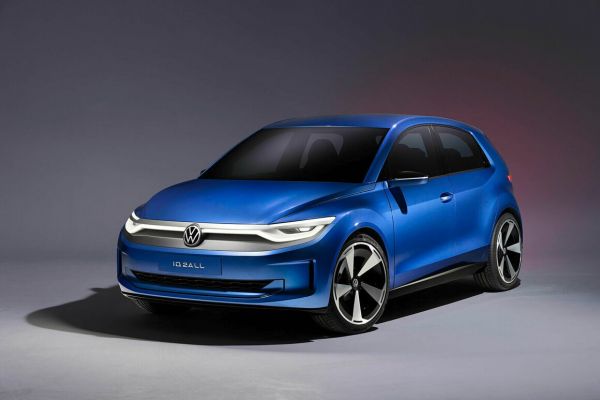 Blauer VW ID.2 steht vor grauem Hintergund.
