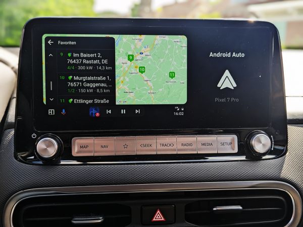 EnBW mobility+ App und Google Maps auf dem Display eines Autos in Android Auto