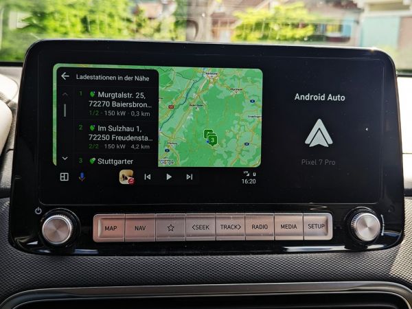Anzeige des Menüpunkts „In der Nähe” der EnBW mobility+ App auf dem Auto-Display