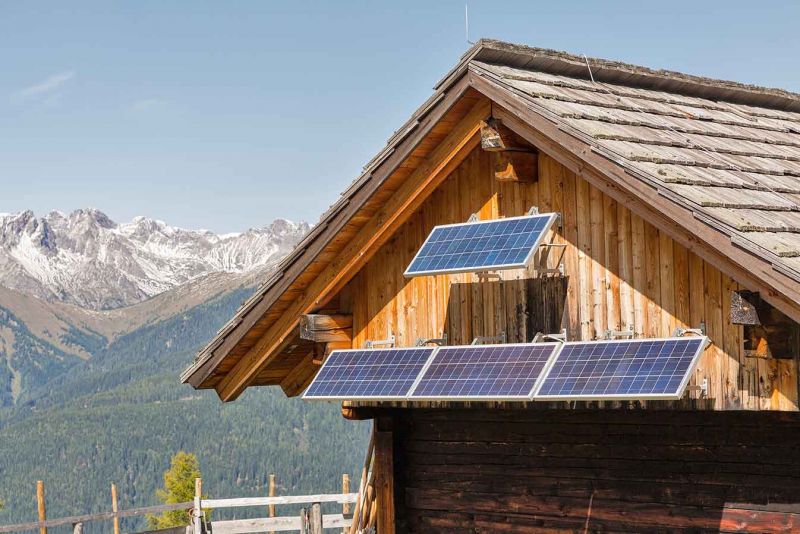 Photovoltaik Inselanlage an einer Berghütte