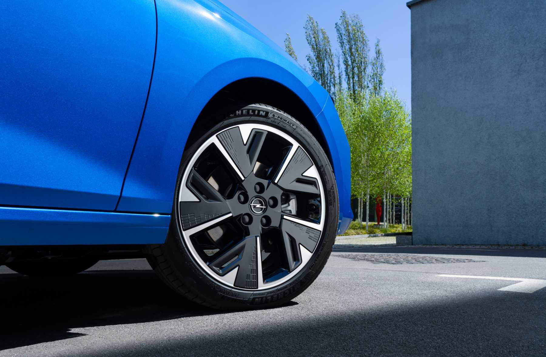 Blauer Opel Astra electric. Nahaufnahme des Reifens.