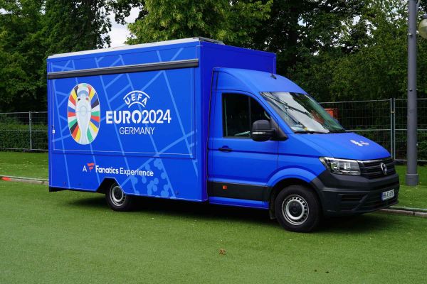 Transporter von Fanatics mit Grafik der Uefa Euro 2024 auf der Fanmeile am Brandenburger Tor in Berlin