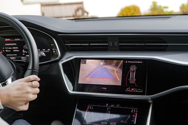 Bild einer Rückfahrkamera im Cockpit eines Autos.