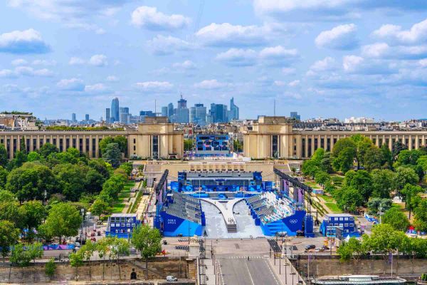 Vogelperspektive einer Olympia-Wettkampfstätte in Paris. 