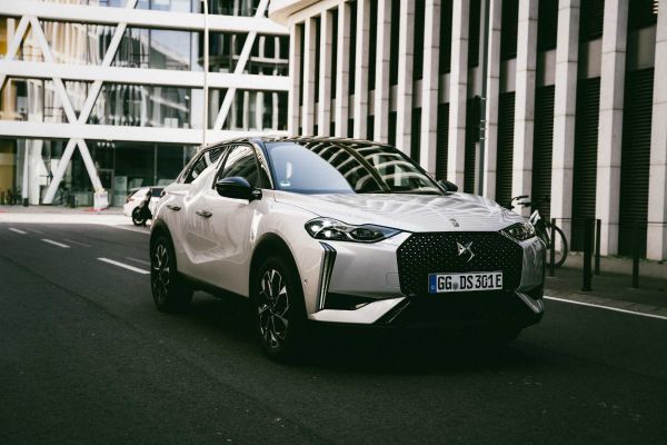 DS3 E-Tense fährt an Bürogebäuden vorbei