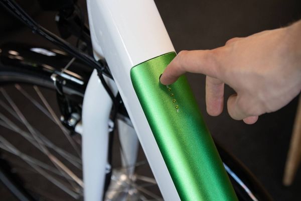 E-Bike Akku wird herausgenommen