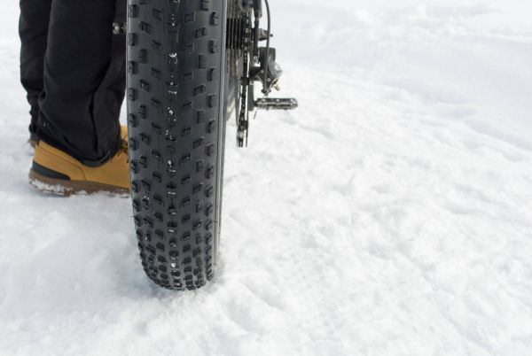 E-Bike Reifen im Schnee