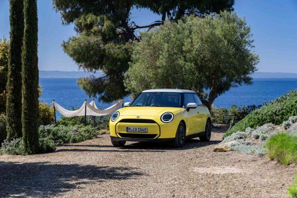 Mini Cooper SE am Meer