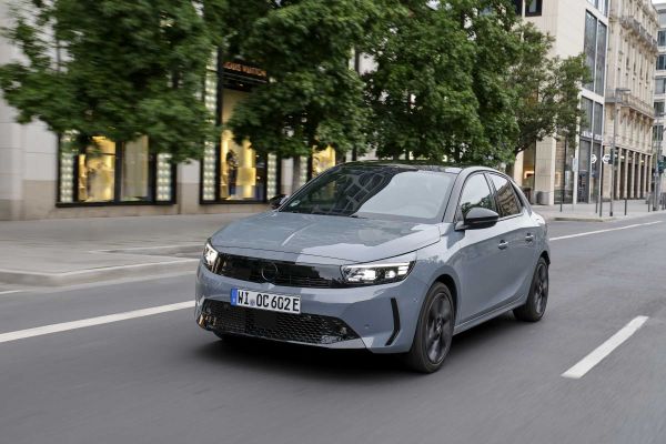 Opel Corsa Electric fährt durch die Stadt