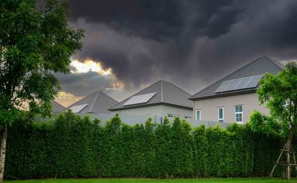 Gewitterwolken über einer Wohnsiedlung