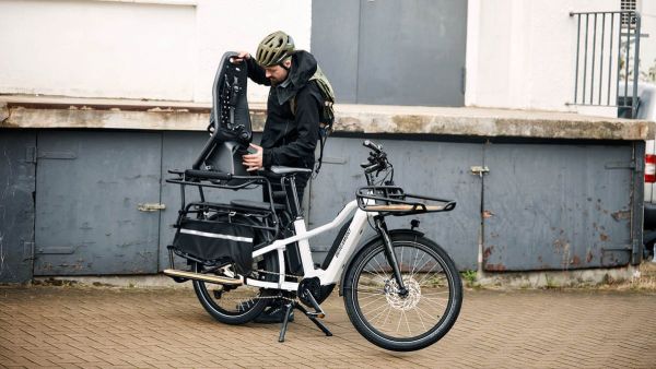 Mann mit seinem E-Lastenfahrrad E-Cargoville LT von Bergamont 